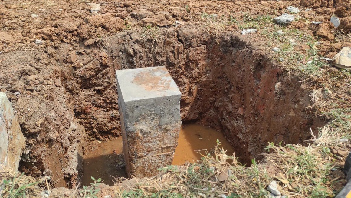 Teknisi melakukan uji tanah di lapangan