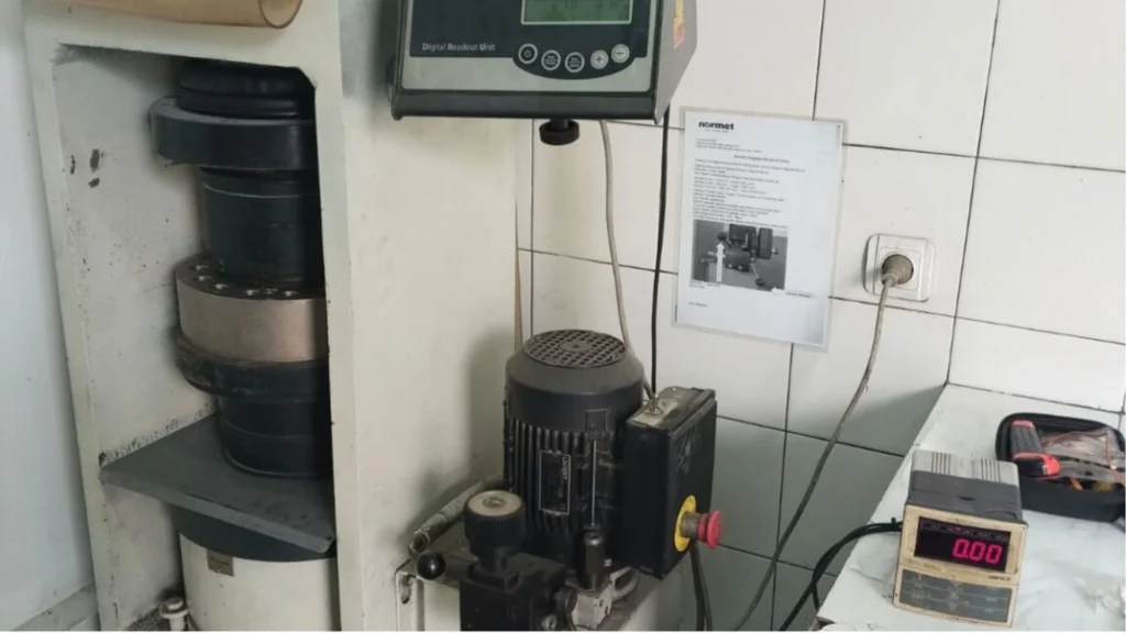 Contoh mesin Compression Test atau Uji Tekan