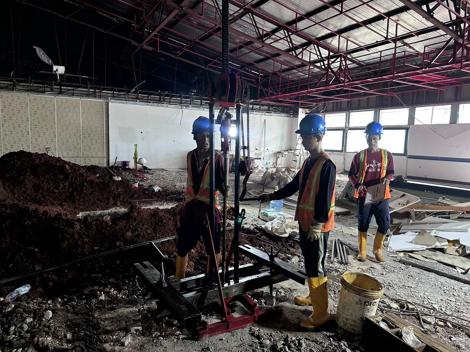 Tim teknisi soil test