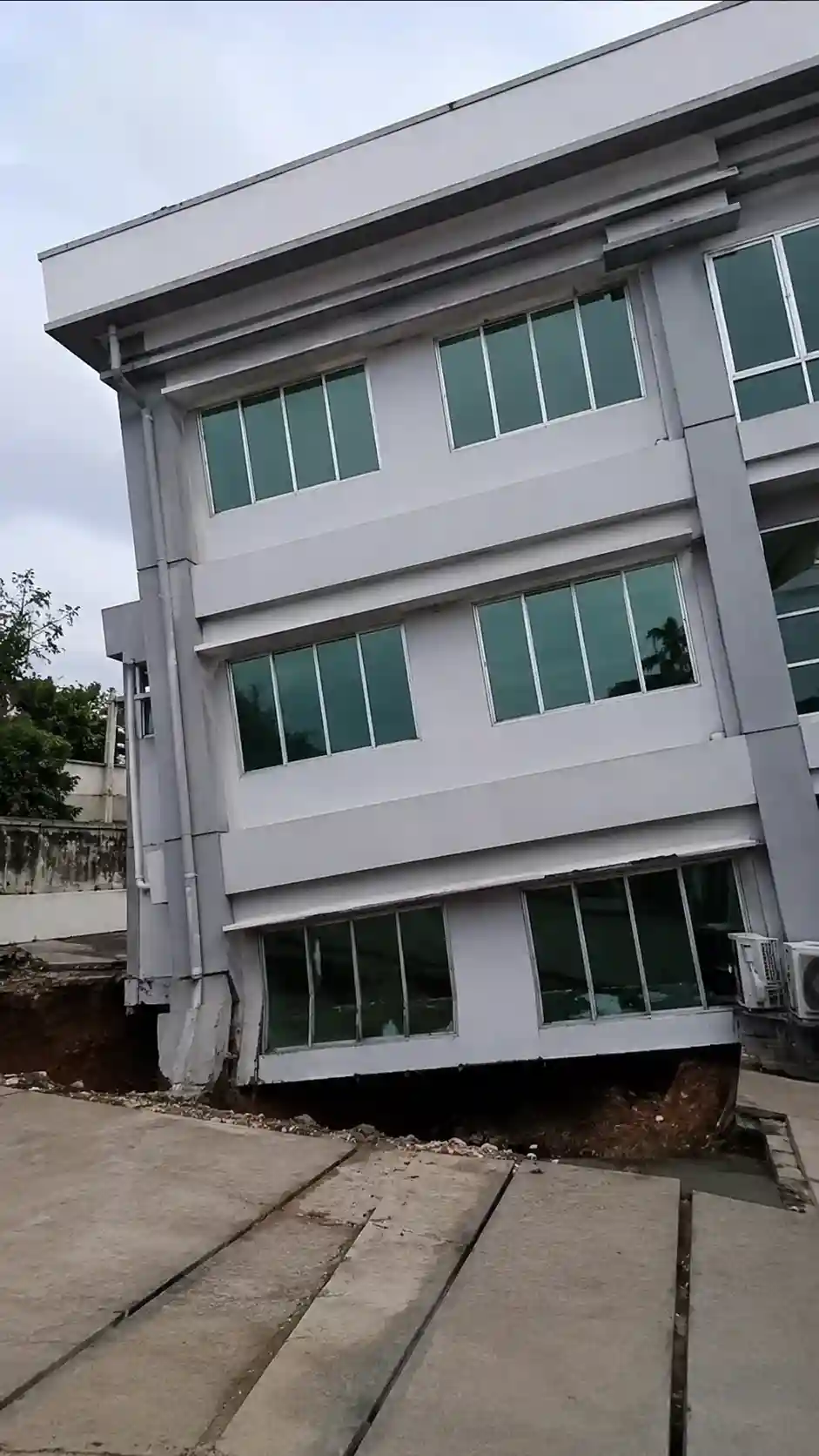 Bangunan miring atau mengalami penurunan
